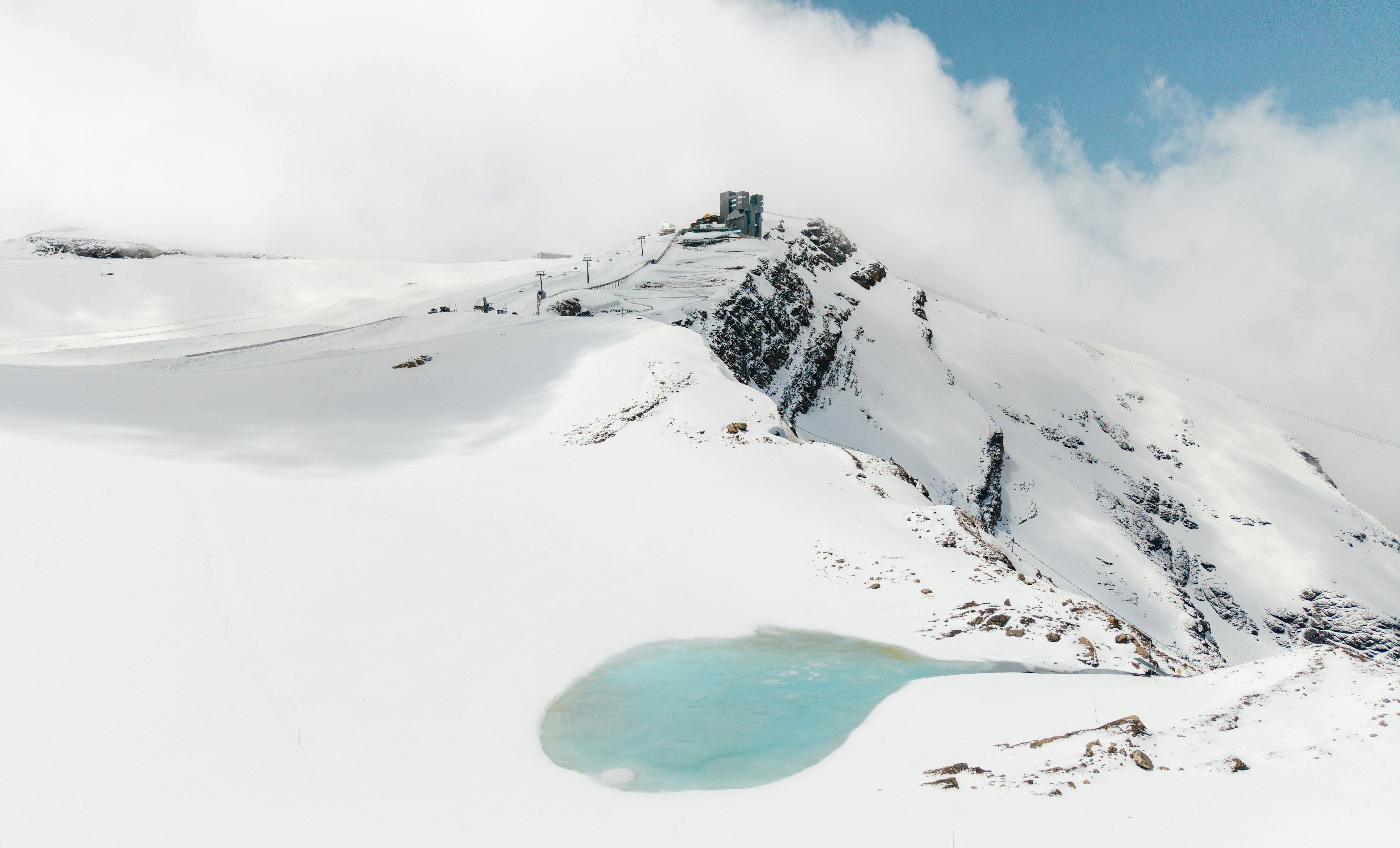 Glacier 3000 : un nouveau lac turquoise préfigure la disparition imminente du glacier du Scex Rouge